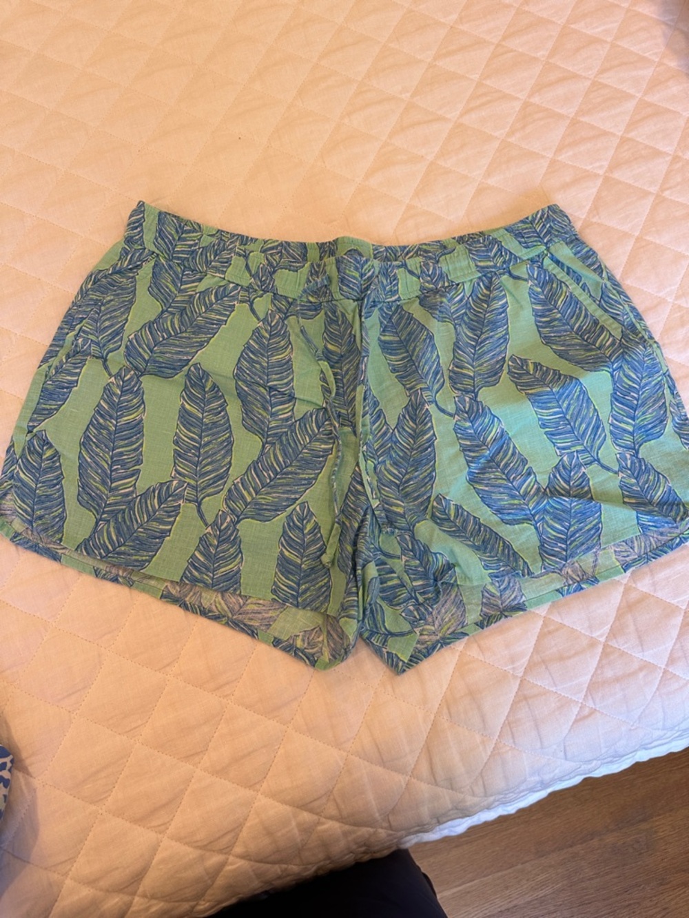 Vineyard Vines Green and Blue Leaf-Print Athletic Shorts